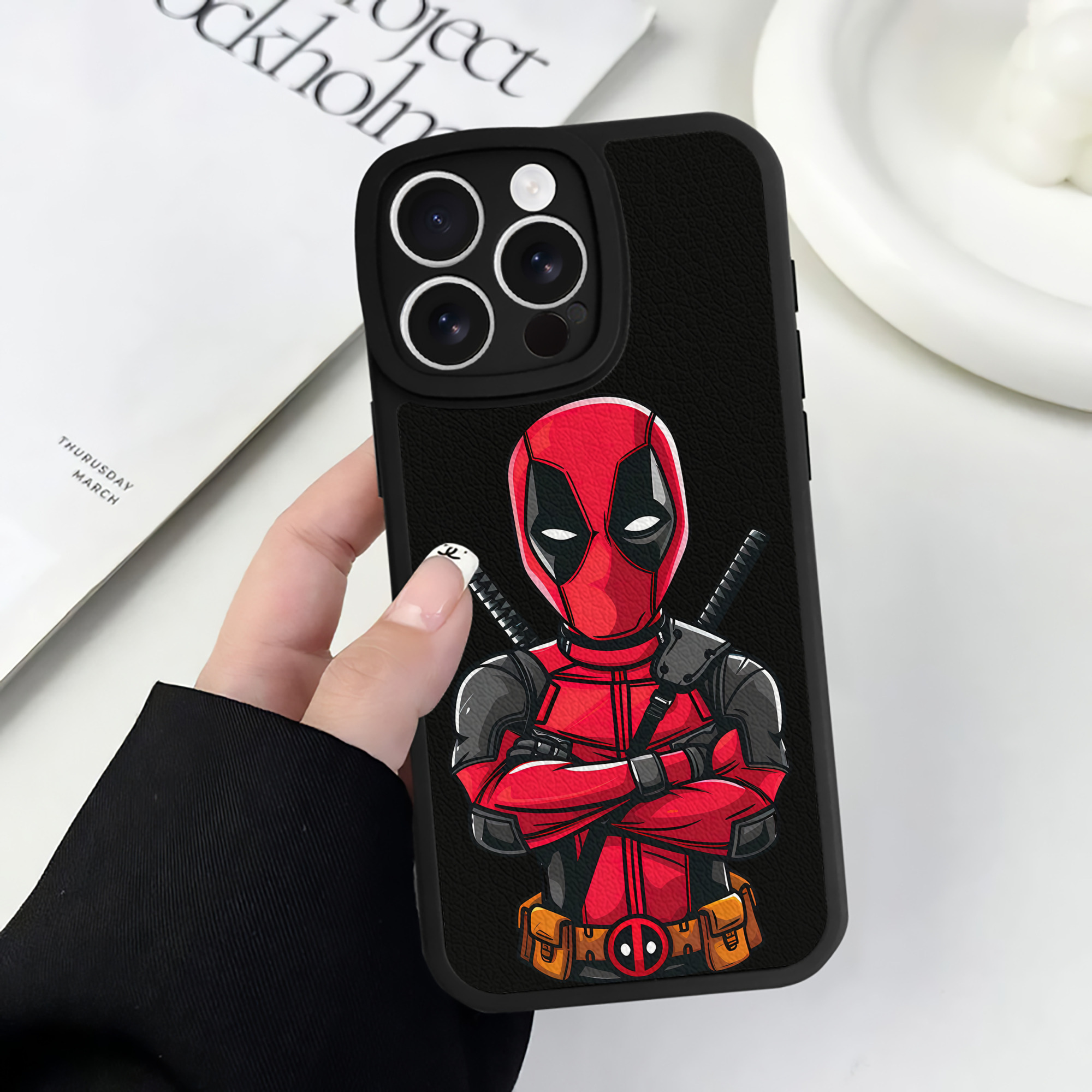 （画像用） Deadpool デッドプール 【iPhone 16シリーズ対応】シリコンスマホケース（レザー調） 材質：シリコン